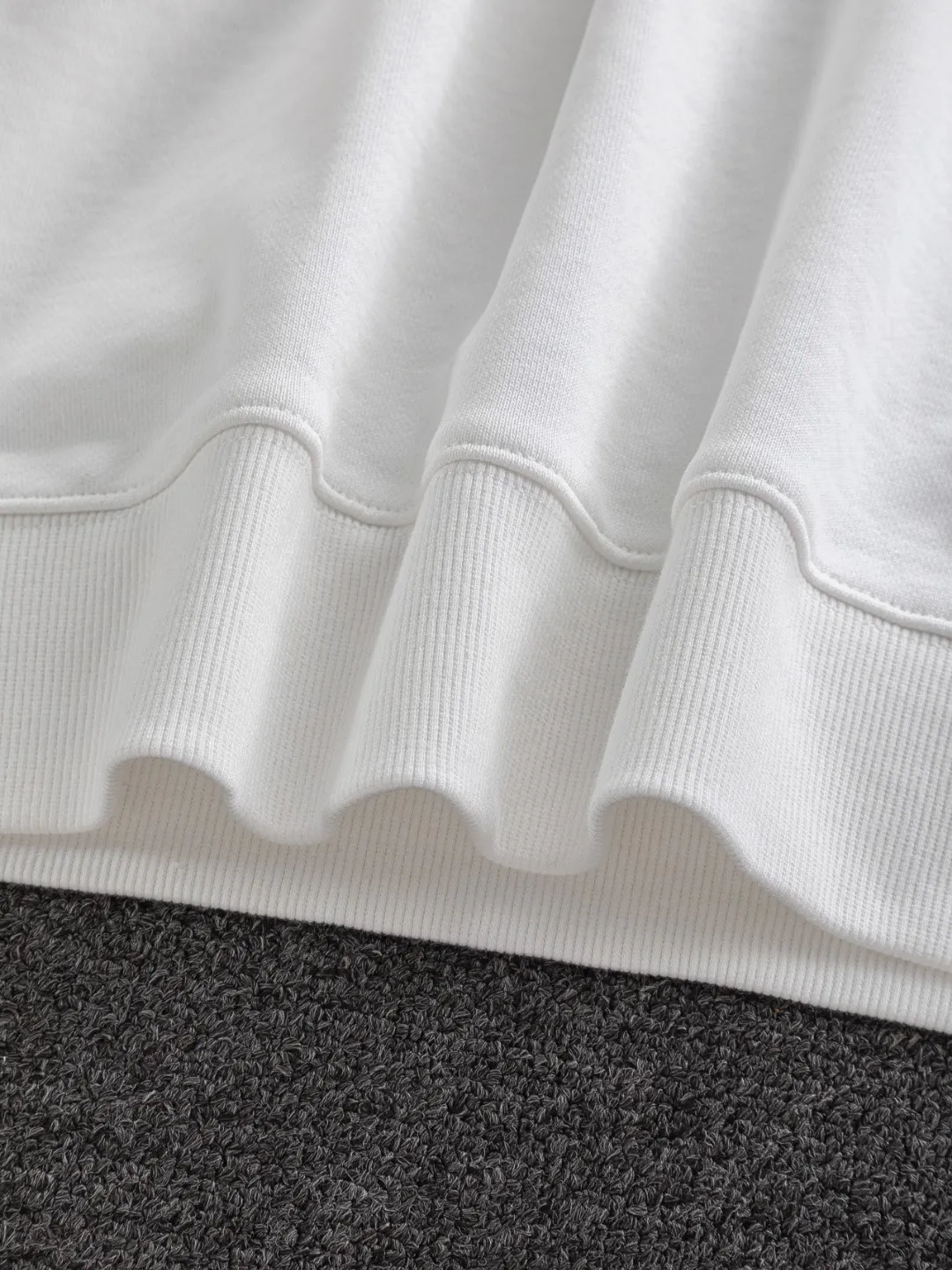 P240 Chrome Hearts CH Cross 25SS Autumn and Winter Sweatshirt Early Autumn Classic Colorful hand-painted horseshoe Sanskrit cross on the chest 🪡 embroidery Large logo on the back hand-painted horseshoe Sanskrit ✝️🪡 embroidery Round neck pullover sweatshirt, hot style coming, a style that both men and women like, same style for men and women, 100% chance of turning heads when you wear it when you go out! It’s all about being handsome. The designer’s classic sense is precisely grasped. The whole piece of clothing is heavy. Industrial washing process. Ready-made garments are dyed + sprayed for a horse effect. The double-wash process is very recognizable. It uses heavy washing to make it distressed. The edges of the patch are slightly rolled and naturally distressed. It has a three-dimensional sense of layering and a little damage. It is very visually lethal. It adheres to Kroxin's consistent rough style. The chest and back are large, and the horseshoe flower printed patch pattern is embroidered and decorated. It is also decorated with silver metal engraved distressed buttons. The classic elements full of brand recognition instantly enhance the overall sense of grade and specification. Its texture is quite high-end! The overall feeling is high-end, simple and elegant, with silver hardware accessories, a full set of customized accessories, and the pattern of the entire dress is all decorated with patchwork three-dimensional embroidery technology, which is the finishing touch of the entire dress. The design on the back is even more eye-catching! ! This full back is so cool, it’s full of design, and the overall upper body style highlights fashion and individuality. Wearing it together as a couple is even more popular on the street. I recommend the early autumn sweatshirt! ! The fabric is a unique 440g 100% cotton, which is skin-friendly, breathable, warm to the touch, firm in texture, and smooth in lines. It can be called a back killer, which has very strict requirements on craftsmanship and cost. The smooth neckline, flat cuffs and hems are large and tightly stitched, tight and orderly, and the details are perfect. The consistent OS version can be worn alone or layered. It is very casual, but very iconic! It is simply the flagship of high-end trendy brands and must be included in your wardrobe. It has the American fashion spirit of freedom and individuality, and is highly recognizable and stylized! Color: Black White Size: S-XL Size chart: S: Shoulder width 51-Bust 56-Length 69 M: Shoulder width 52.5-Bust 58-Length 71 L: Shoulder width 54-Bust 60-Length 73 XL: Shoulder width 55.5-Bust 62-Length 75